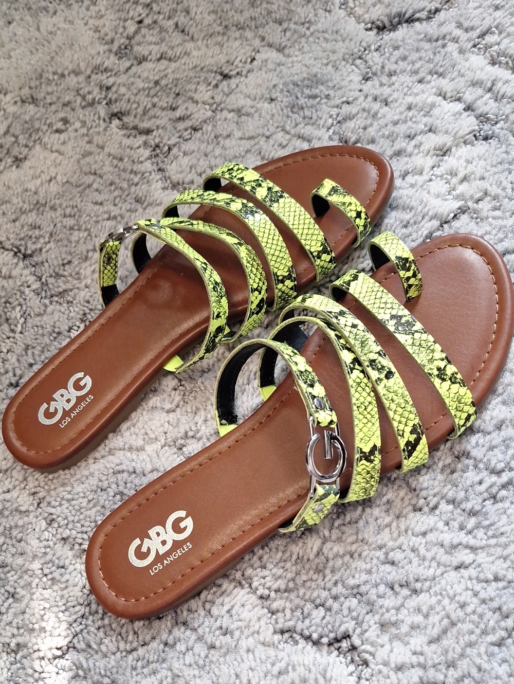 GBG Los Angeles Flat Toe Loop Sandals Neon Green And Black Straps Size 10 NWOT